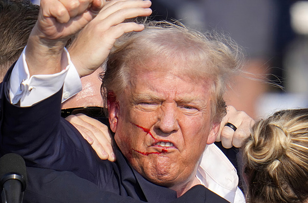 Trumpa při pokusu o atentát zranili do ucha. Střílel mladý republikán, nepřežil