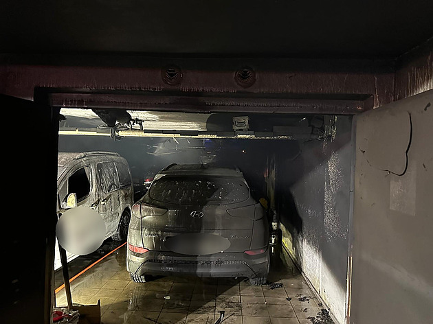 Při požáru v garážích pod bytovkou shořela v Teplicích čtyři auta a motorka