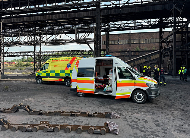 Údržbář se v Třineckých železárnách zřítil z dvanácti metrů, nehodu nepřežil