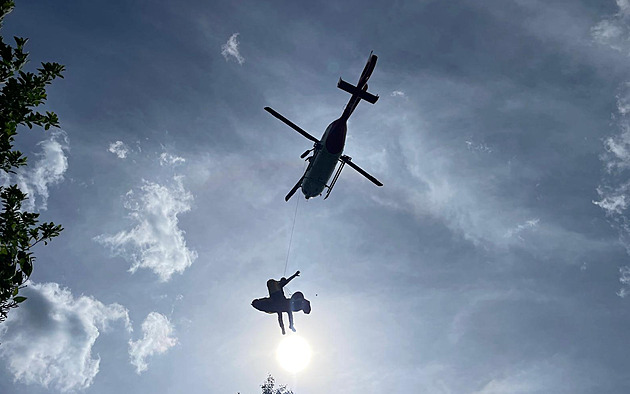Zranného musela z nepístupného terénu penést helikoptéra.