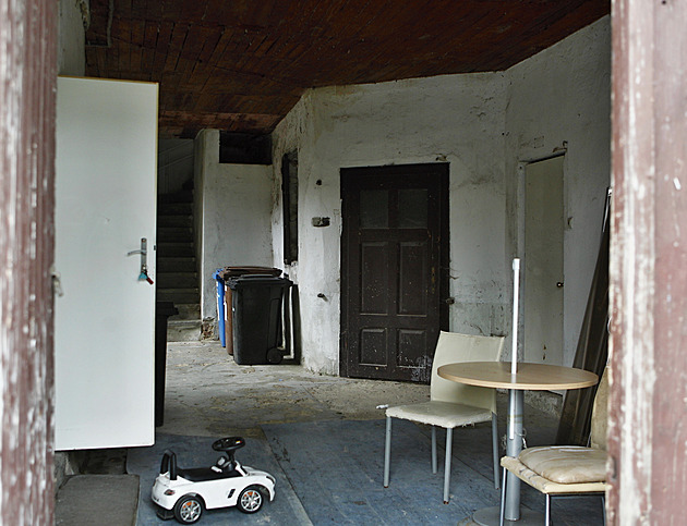 V domě pro tři rodiny žije 40 Romů. Je to vřed v obci, zlobí se starosta