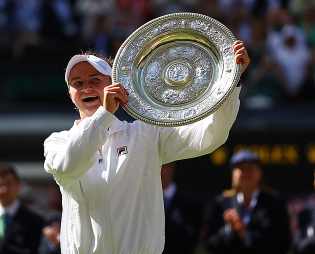 Wimbledonská šampionka Krejčíková! Paoliniovou přemohla ve třech setech