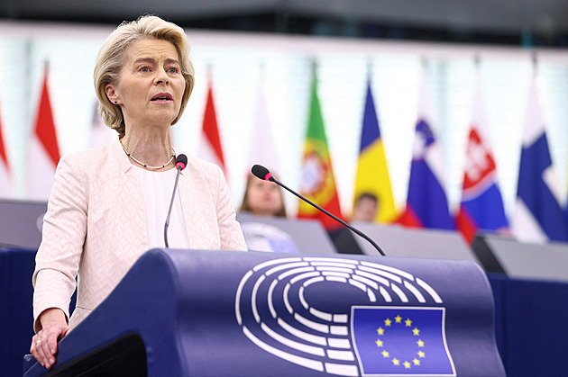 Europoslanci rozhodnou o von der Leyenové. Nasadila EU kazajku, říká Dostálová