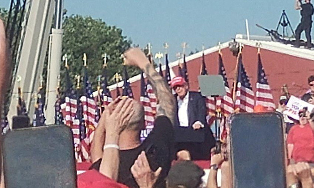 Trumpa na 120 metrů mohl trefit i laik, míní bývalý sniper. Proč podle něj o útočníkovi nejspíš ochranka věděla?