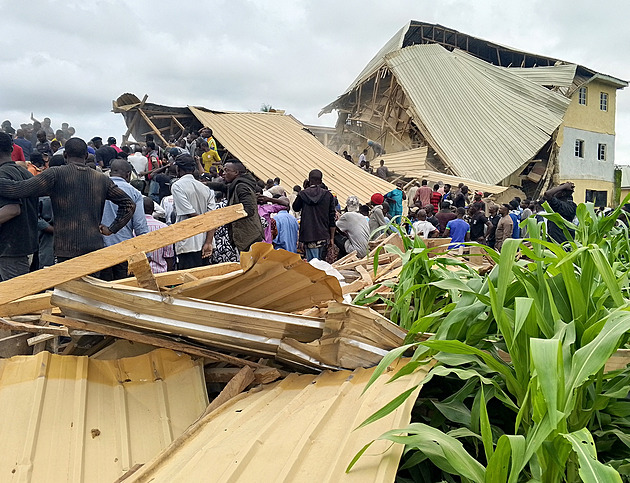 V Nigérii spadla budova školy. Z trosek dostávali desítky mrtvých dětí
