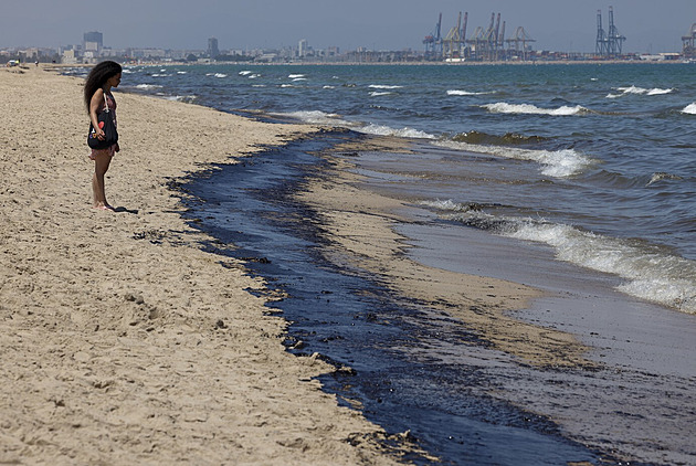 U Valencie zavřeli tři pláže kvůli zřejmě palivové skvrně. Ohrožuje přírodní rezervaci