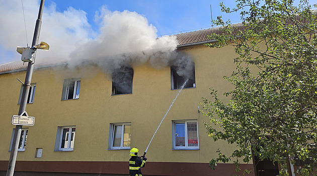 U Olomouce hořel bytový dům, jeden člověk se nadýchal kouře. Škoda je v milionech