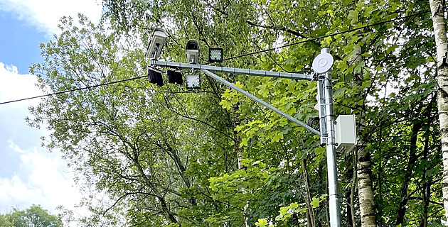 Mezi Trutnovem a polskou dálnicí pohlídají řidiče radary, už je instalují