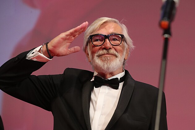 Ji Bartoka tradin salutuje a ukonuje 58. ronk MFF Karlovy Vary (6....