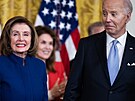 Nancy Pelosiová a Joe Biden v kv�tnu 2024