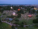 Pohled na happening s rozsvcenm svtel z mobil pi Festivalu planet v Brn....