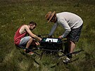 Zam�stnanci spole�nosti Swarmer p�ipravují dron s um�lou inteligencí k letu v...