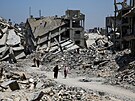 Palestinci procházejí kolem trosek dom zniených bhem izraelské vojenské...