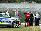 Policist� p�trali po mlad�m cizinci, na�li ho utonul�ho v hostiva�sk� p�ehrad�
