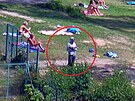 Mu stl na pli s pedmty pipomnajcmi stelnou zbra.