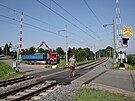 Stavebn stroje nyn pokldaj mezi silnici  a ponienou lokomotivu nedaleko...