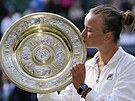 Barbora Krej�íková s trofejí pro vít�zku Wimbledonu