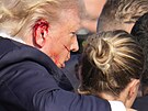 Donald Trump byl postelen do ucha na pedvolebním mítinku v Pensylvánii. (14....