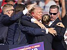 Donald Trump byl post�elen do ucha na p�edvolebním mítinku v Pensylvánii. (14....