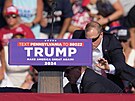 Donald Trump byl postelen do ucha na pedvolebním mítinku v Pensylvánii. (14....