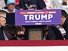Donald Trump byl postelen do ucha na pedvolebním mítinku v Pensylvánii. (14....
