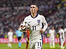 Anglian Phil Foden se pipravuje na outové vhazování v utkání proti panlsku.