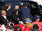 Donald Trump byl postelen do ucha na pedvolebním mítinku v Pensylvánii. (14....