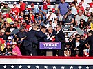 Donald Trump byl postelen do ucha na pedvolebním mítinku v Pensylvánii. (14....