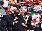 Donald Trump byl postelen do ucha na pedvolebním mítinku v Pensylvánii. (14....