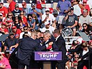 Donald Trump byl postelen do ucha na pedvolebním mítinku v Pensylvánii. (14....