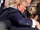 Donald Trump byl postelen do ucha na pedvolebním mítinku v Pensylvánii. (14....