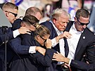Donald Trump byl postelen do ucha na pedvolebním mítinku v Pensylvánii. (14....