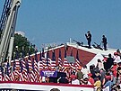 Ozbrojenci na stee budovy bhem pedvolebního shromádní Donalda Trumpa v...