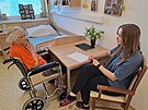 Studenti se vnuj klientm ostrovskho Alzheimer Home pi rznch aktivitch....