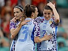 �pan�lské fotbalistky slaví gól, vpravo autorka Aitana Bonmatíová, gratulují...
