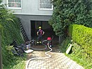 Hasi�i pom�hali od�erp�vat vodu ze zatopen�ch sklep� a gar�� (11. �ervence...