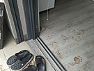 Voda se do domu valila posuvn�mi dve�mi i sp�rami v podlaze v hradeck�ch...