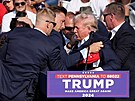 Na Trumpov� mítinku se ozvaly výst�ely, st�ely zasáhly exprezidenta do ucha....