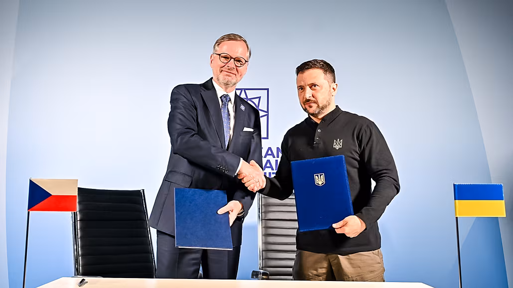 Premiér Fiala s ukrajinským prezidentem Zelenským podepsali bezpenostní dohodu...