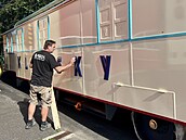 Na bok vozu restaurátoi vrátili velká písmena, kterými je vyvedeno jméno...