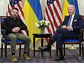 Americk prezident Joe Biden a ukrajinsk protjek Volodymyr Zelenskyj. (7....