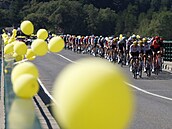Peloton pekonává most pes Lac de Serre-Poncon v osmnácté etap Tour.