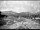 Výmna elezniního mostu pod Vyehradem v roce 1901. (Praské mosty, 1904)