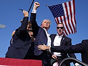 Donald Trump byl postelen na pedvolebním mítinku v Pensylvánii. (14. ervence...
