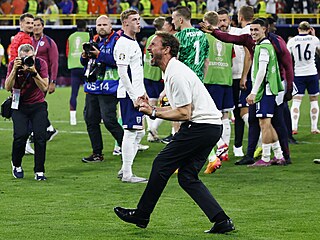 Trenér Anglie Gareth Southgate slaví postup do finále mistrovství Evropy.