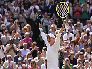 Barbora Krejíková zvedá ruce po vítzství ve finále Wimbledonu.