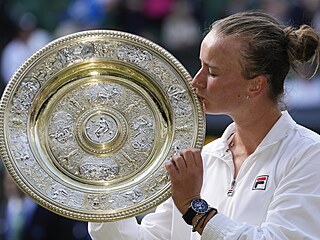 Barbora Krejíková s trofejí pro vítzku Wimbledonu