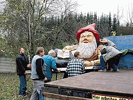 Obří trpaslík stál nejprve vedle divadla v centru Ústí nad Labem, brzy se ale...