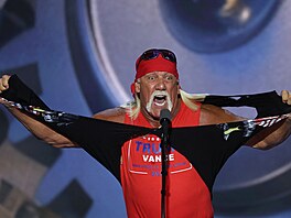 Trumpa na republikánském sjezdu podpoil i wrestler Hulk Hogan. (19. ervence...