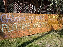 Transparent v kolonii Bed�i�ka p�i náv�t�v� prezidenta Petra Pavla (19....